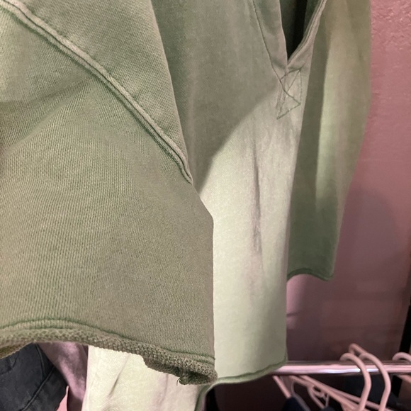 Universal Thread Green Deep V Collared Shirt Raw Hem - Picture 4 of 4